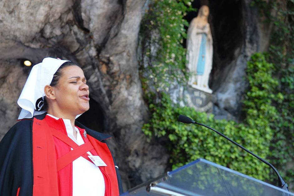 Eine Schwester singt ein Gospellied in Lourdes